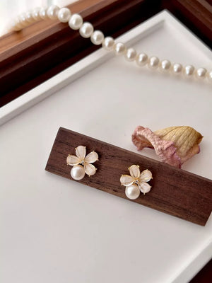 White earrings with mini and stud