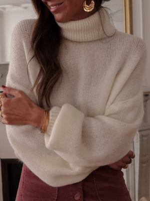 White turtleneck sweater with hip-length and pullover