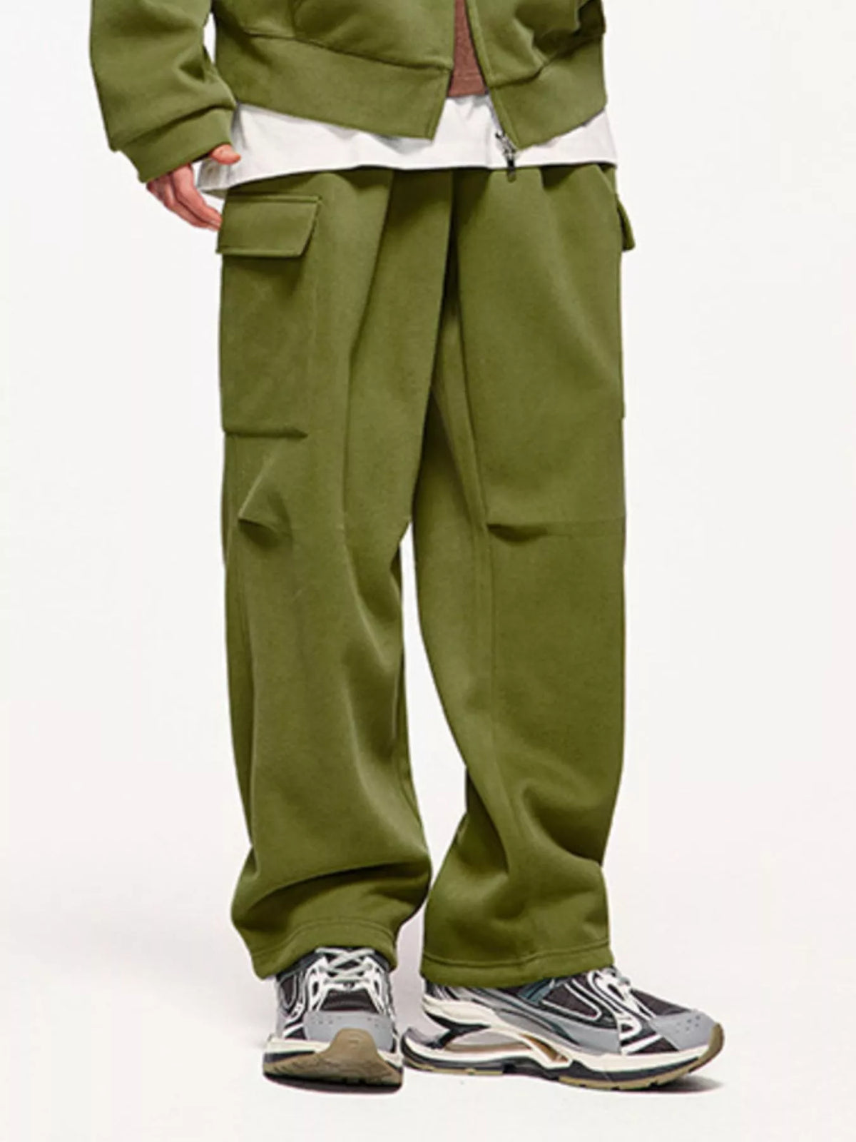 Men's relaxed moss cargo pants with multiple pockets and a cotton blend fabric.