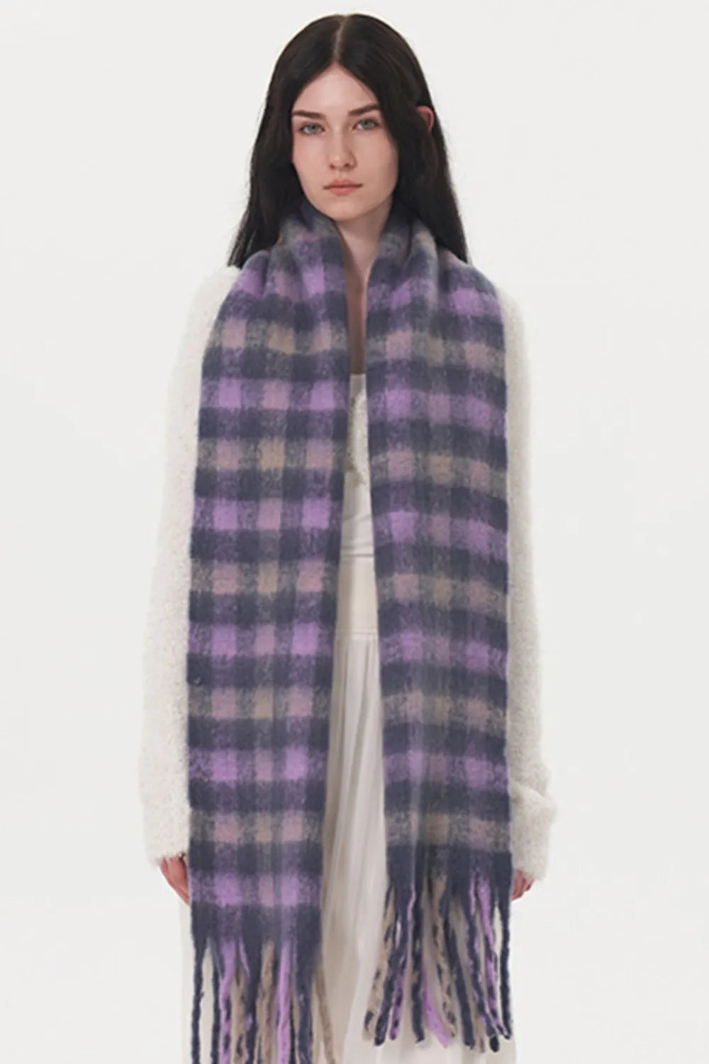 Plush checkered scarf in lilac with fringe detail.
