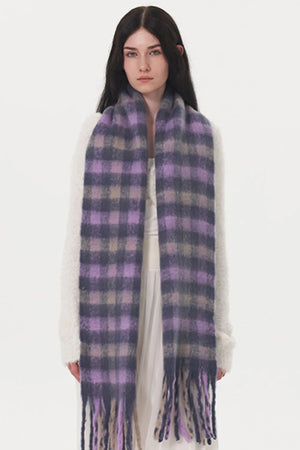 Plush checkered scarf in lilac with fringe detail.