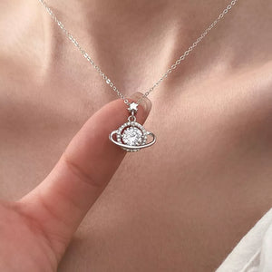 necklace in Silver with geometric and moissanite stone