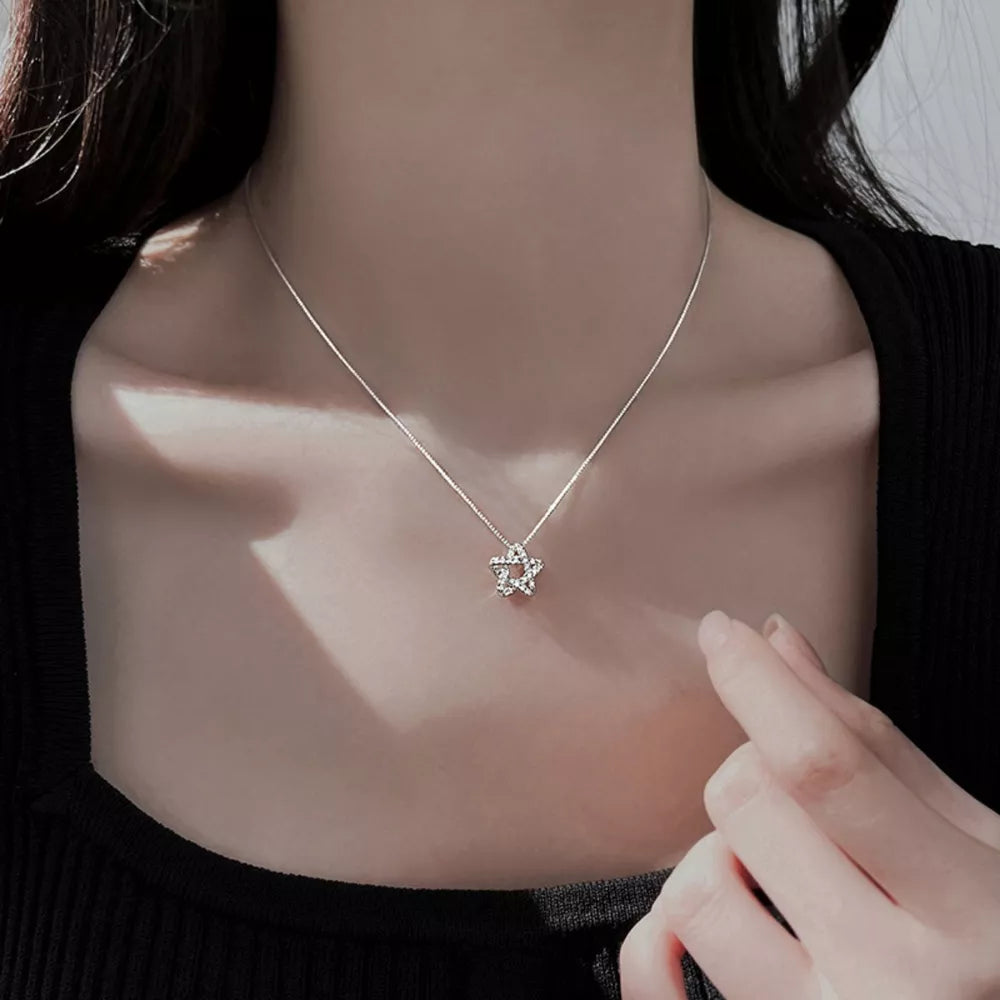 necklace in silver featuring star pendant and delicate fit