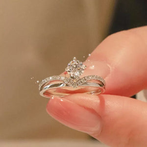 925 sterling silver,Moissanite Carat weight: 1ct Care instructions: Avoid wearin ring in clear with classic silhouette