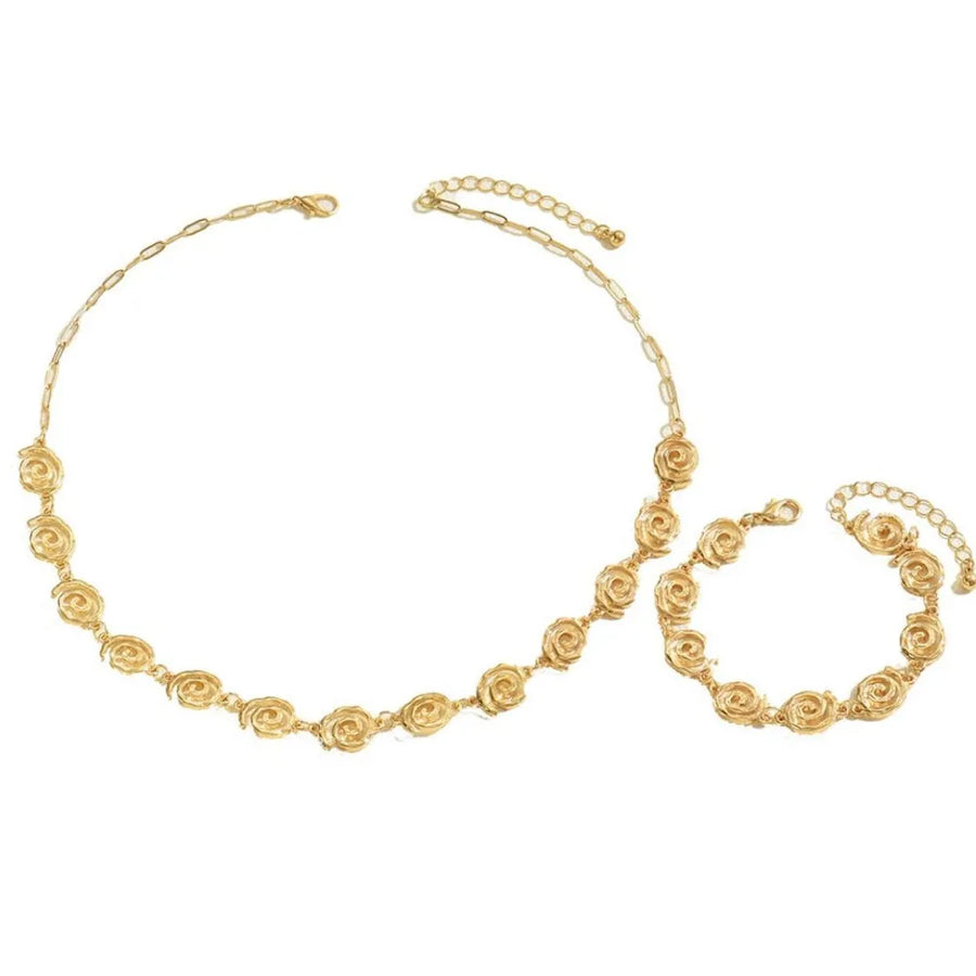 Gold jewelry set with princess length and hook-and-eye