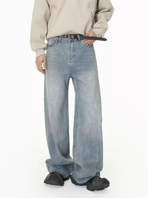 jeans in light wash blue featuring pocketed and loose fit