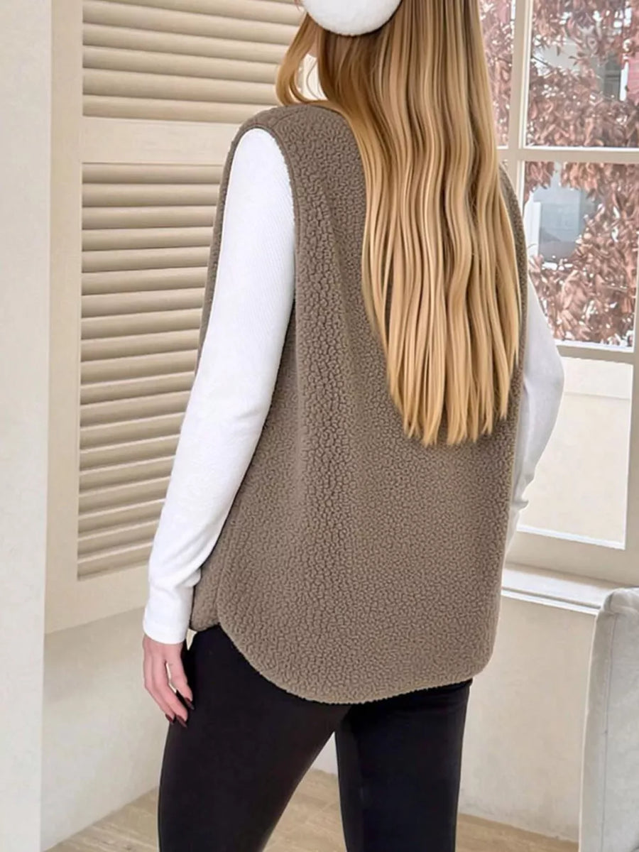 Black regular vest with round neck