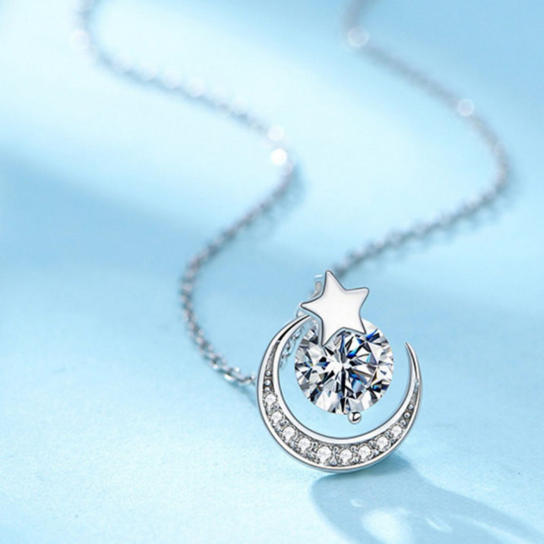 necklace in silver featuring star pendant and straight fit