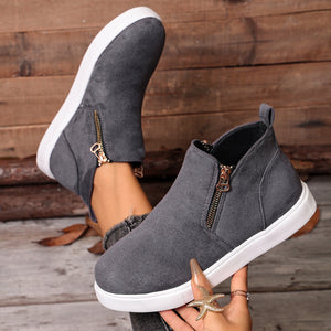 sneakers in Black with side zipper and ankle-height