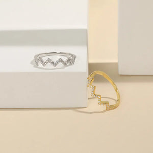 Zigzag pavé band ring in silver and gold with sparkling details.