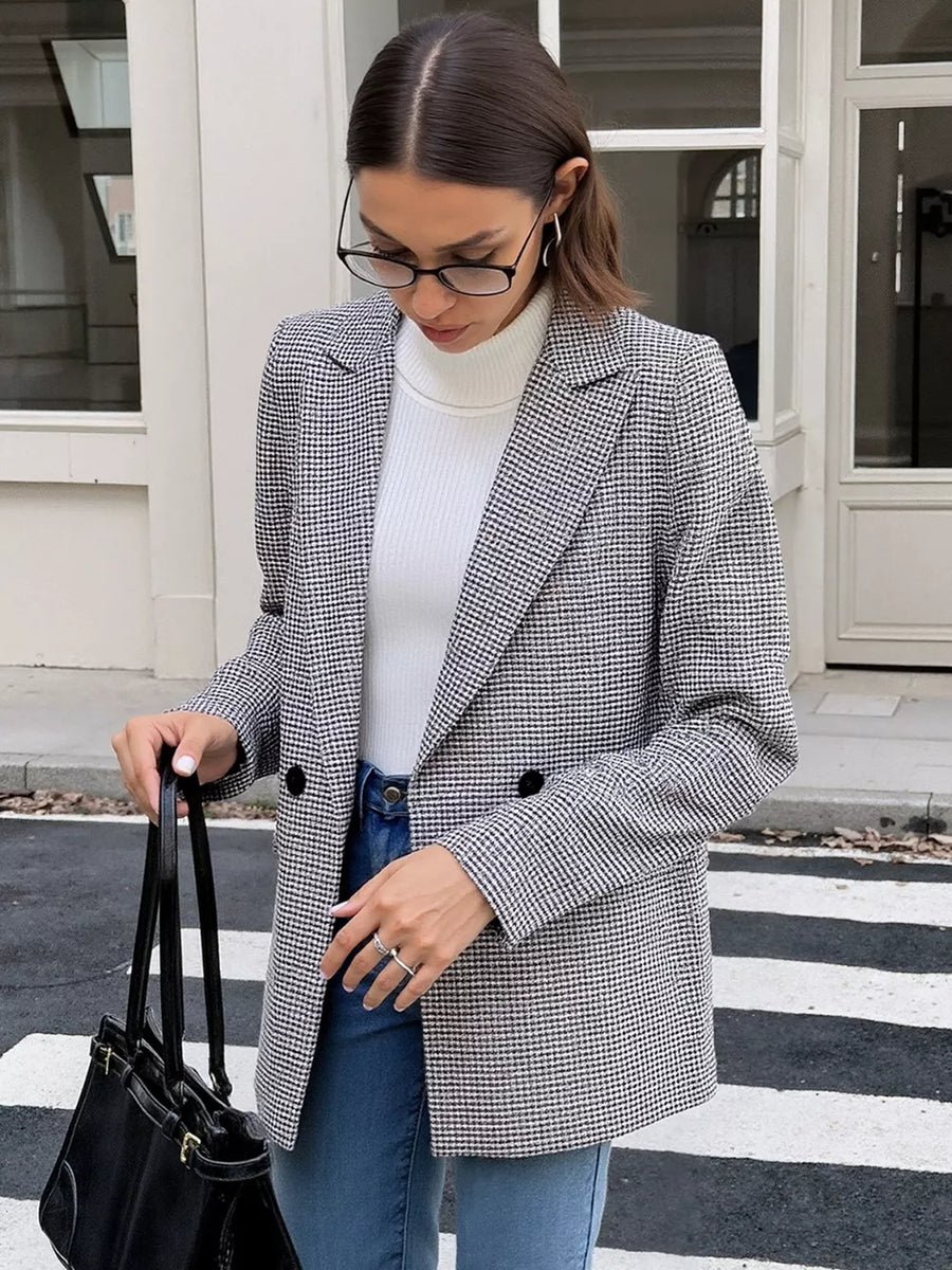 Houndstooth double-breasted blazer in black and white with buttoned closure.