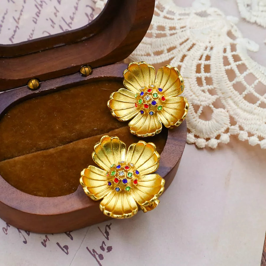 earrings in gold with floral and flower shape