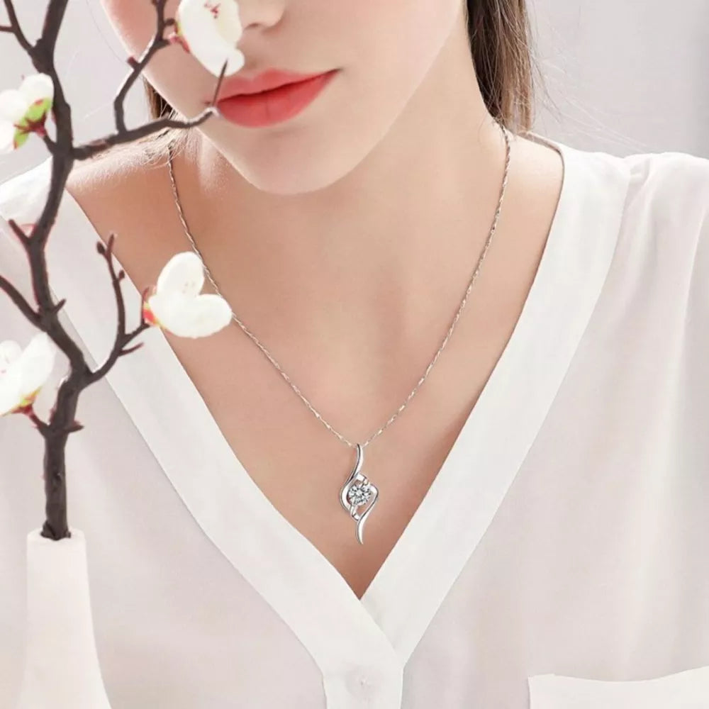 necklace in silver featuring pendant and straight fit