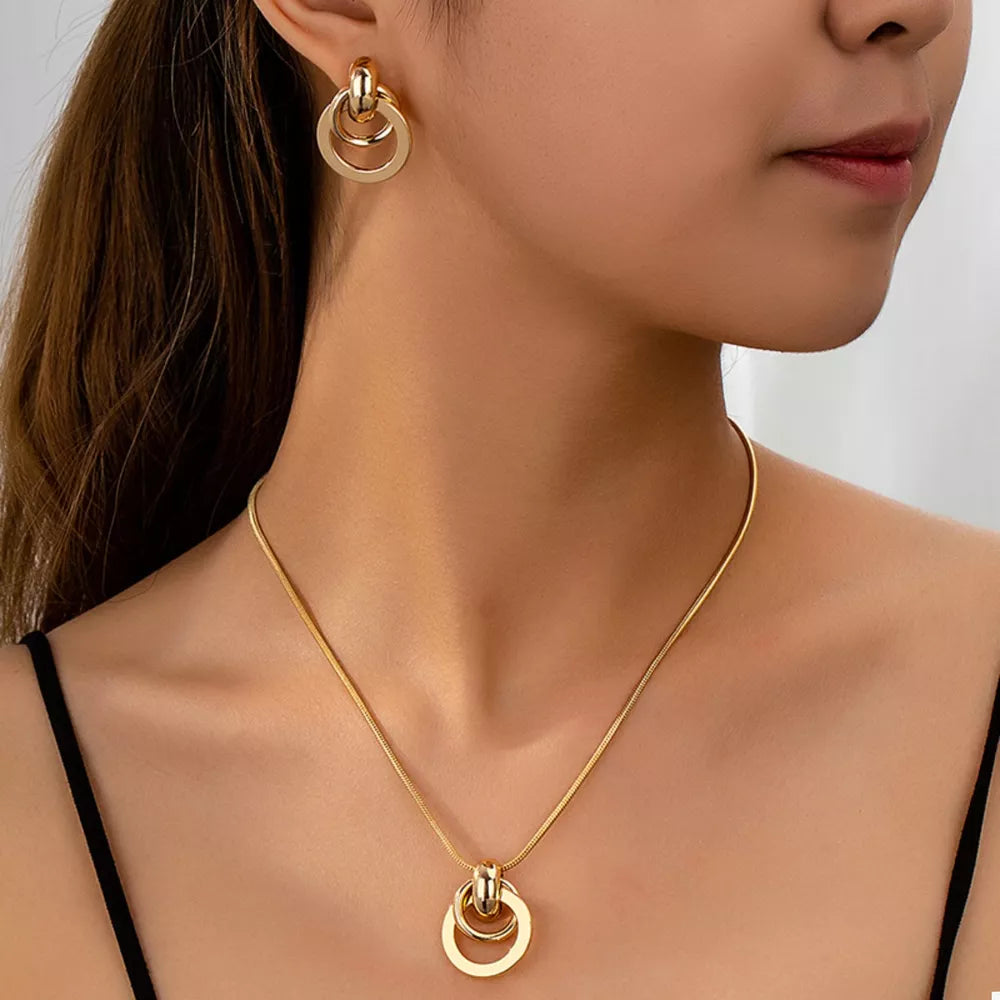 jewelry set in gold featuring 18K gold-plated and geometric fit
