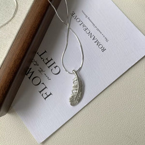 necklace in Silver with feather pendant and short