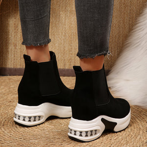 Black boots with ankle-length and elastic