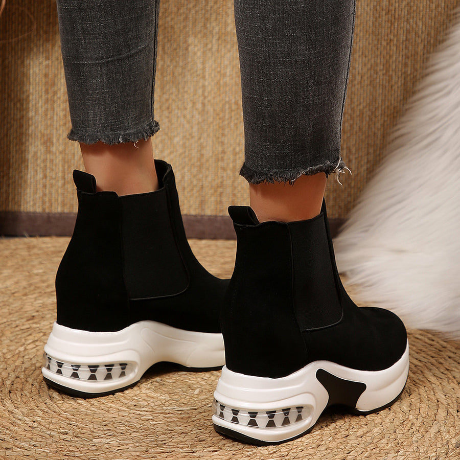 Black boots with ankle-length and elastic