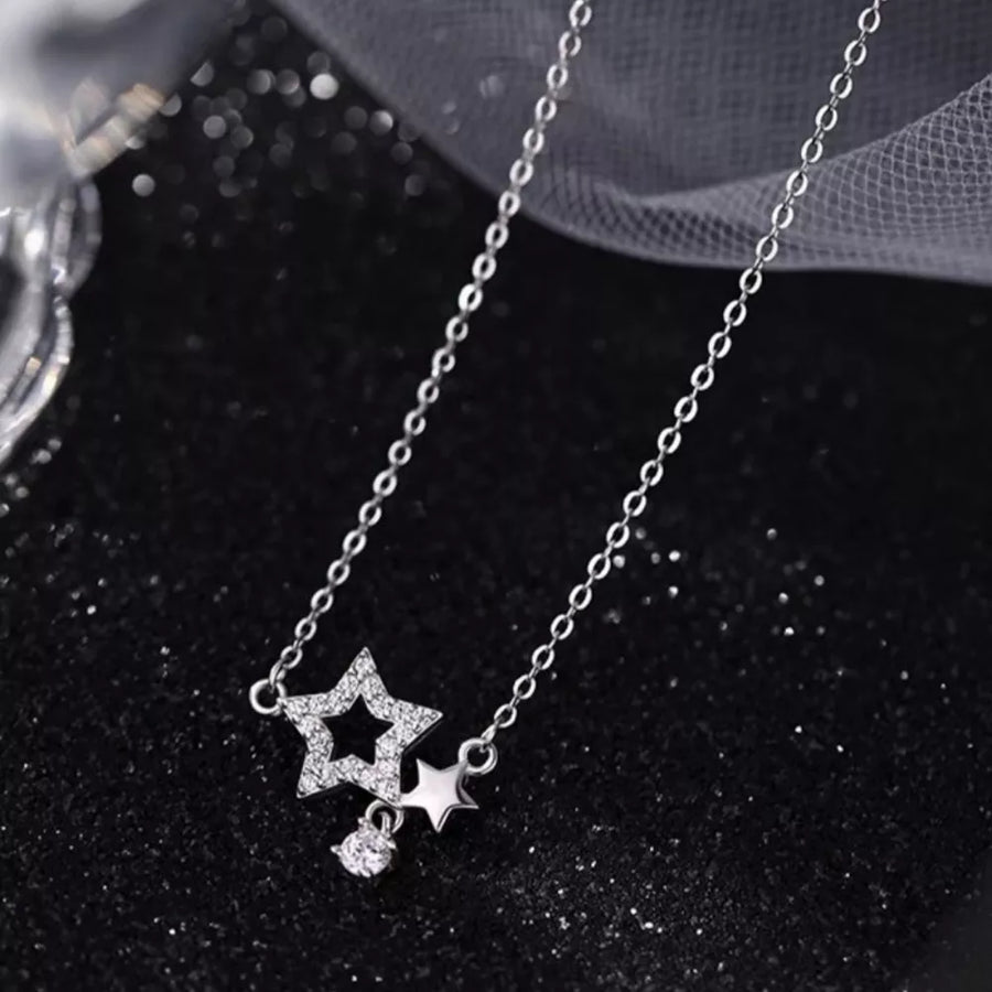 925 sterling silver,Zircon (accent stones) Care instructions: Avoid wearing duri necklace in silver with regular silhouette