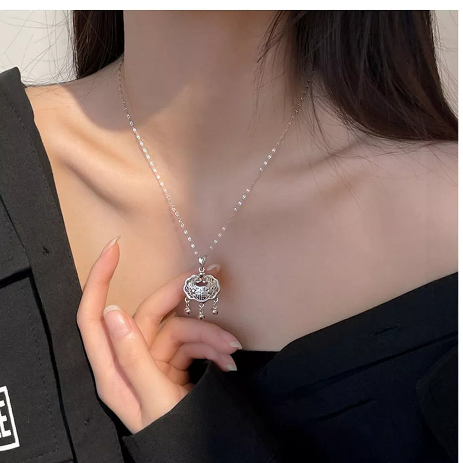 necklace in Silver with ornate and pendant