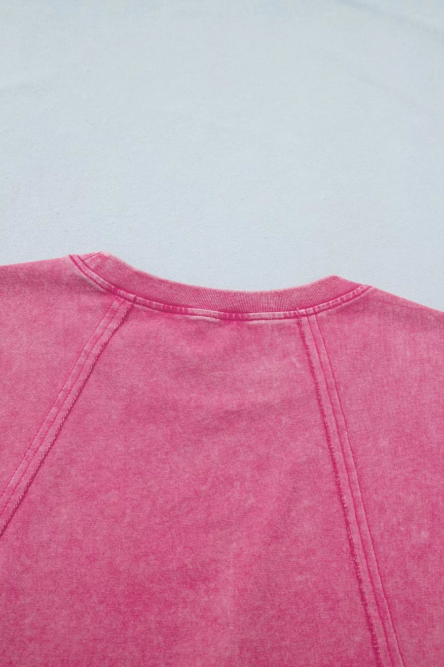 Pink mineral wash cotton t-shirt with crew neck and raglan seams.