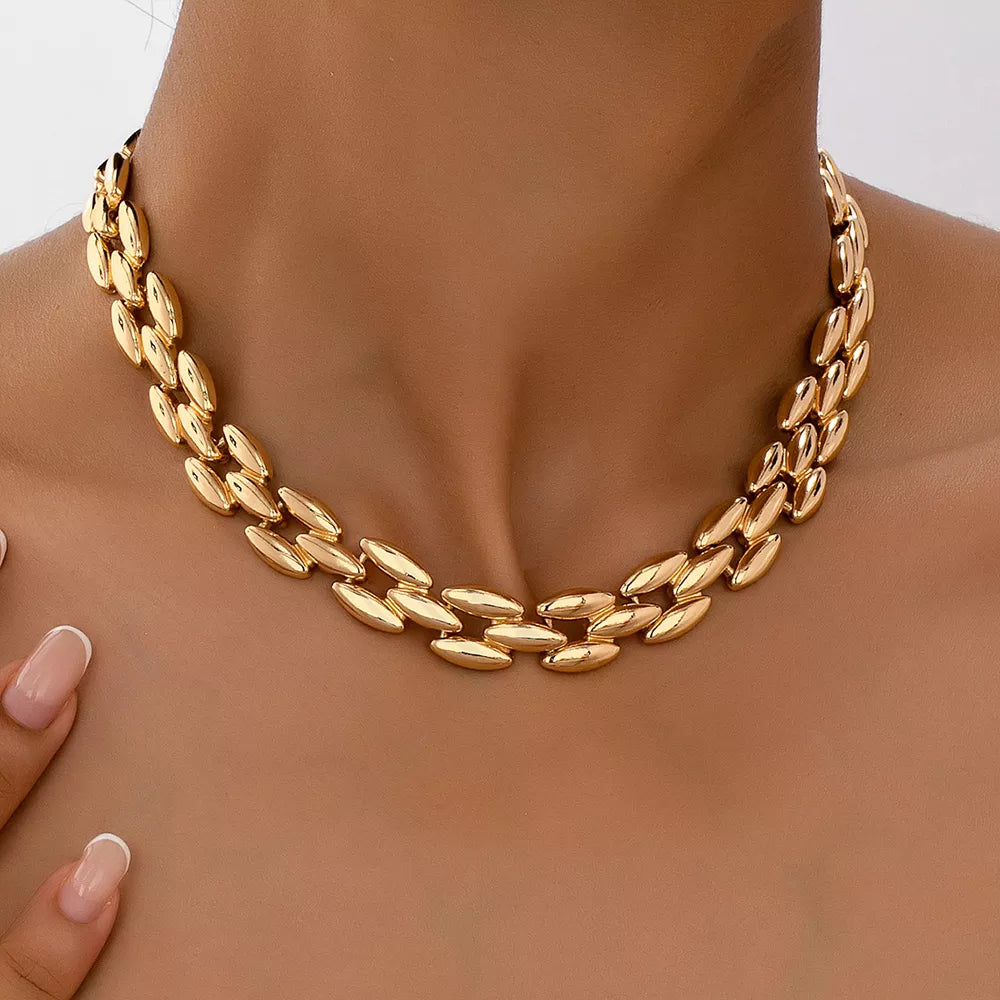necklace in gold featuring 18K gold-plated and straight fit