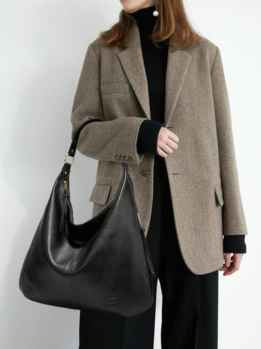 shoulder bag in black featuring slouchy design and slouchy fit