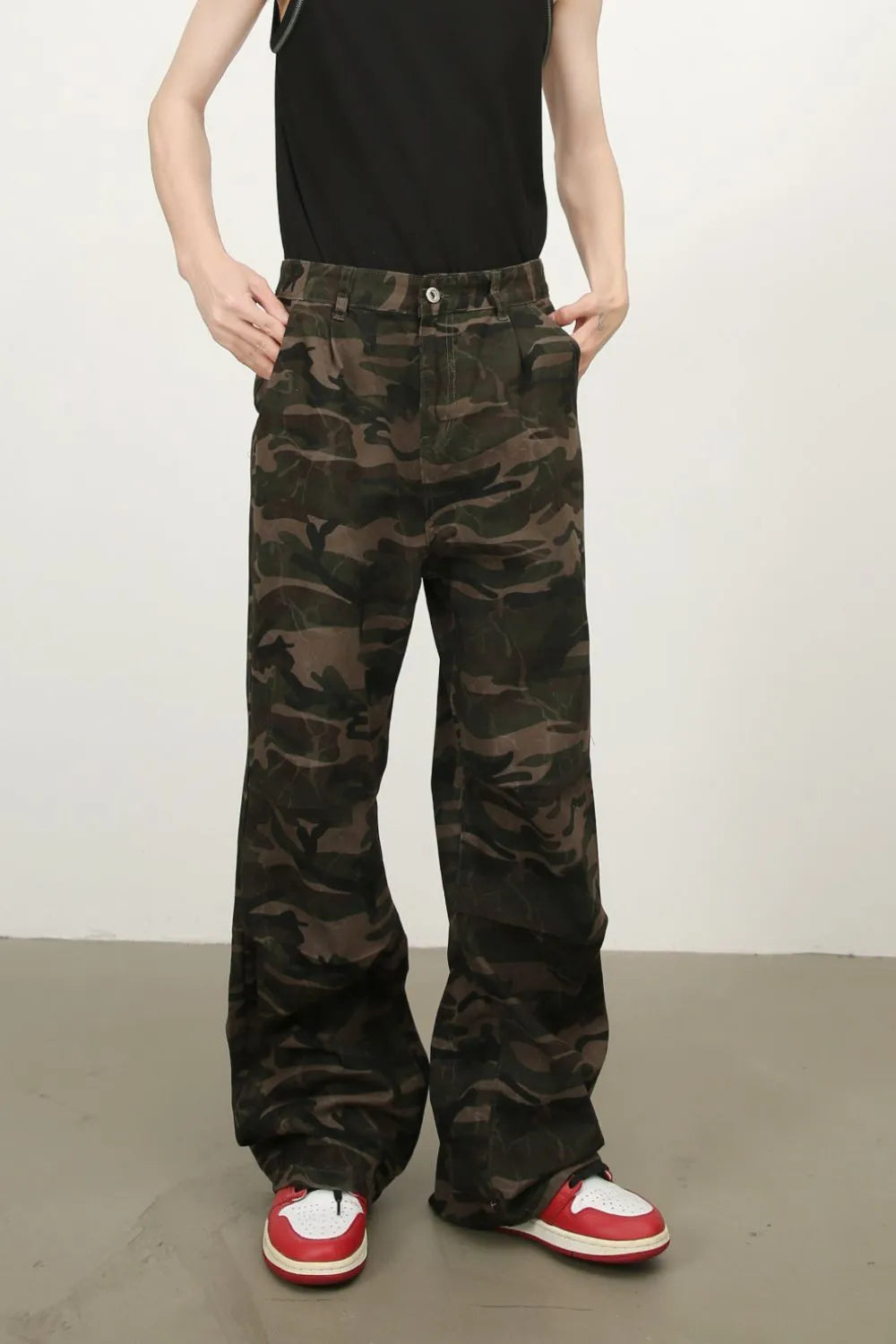 Camo wide-leg utility trousers in green camouflage with a casual, adventure style.
