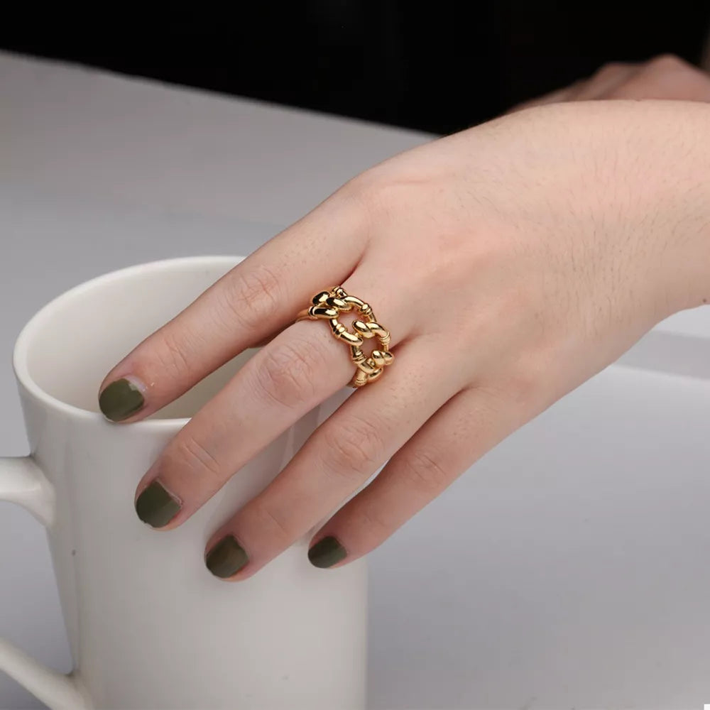 ring in gold featuring open ring and chain link fit