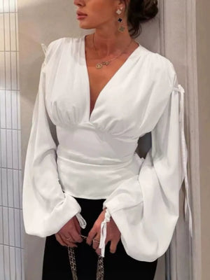 95% Polyester, 5% Spandex Care instructions: Machine wash cold blouse in White with fitted silhouette