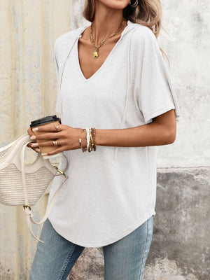 Relaxed short sleeve hooded t-shirt in gray/white with a v-neck and curved hem.