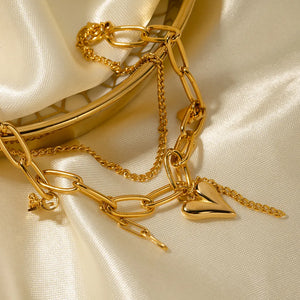 Gold layered chain bracelet with heart charm, 18K gold-plated.