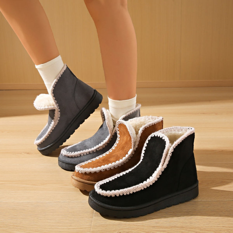 boots in black featuring round toe and relaxed fit