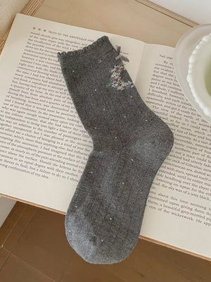 socks in dark gray featuring ribbed knit and fitted fit