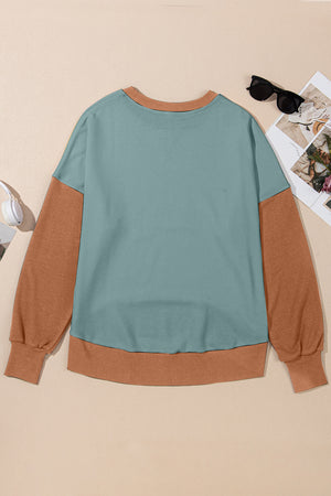 Crewneck sweatshirt with contrast sleeves and hem in teal and tan