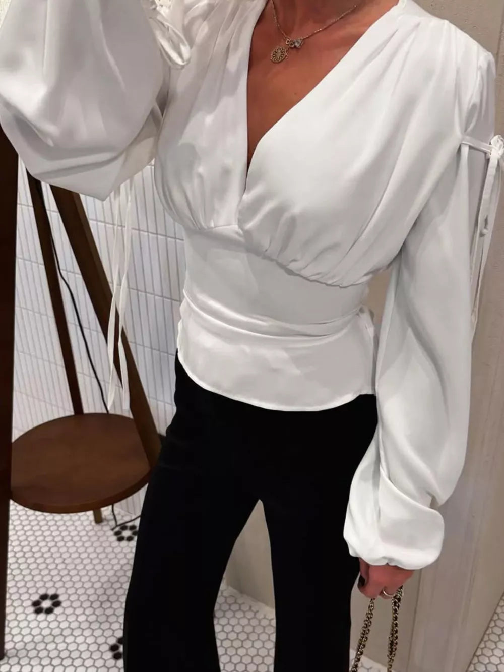 blouse in white with tied and waist-length