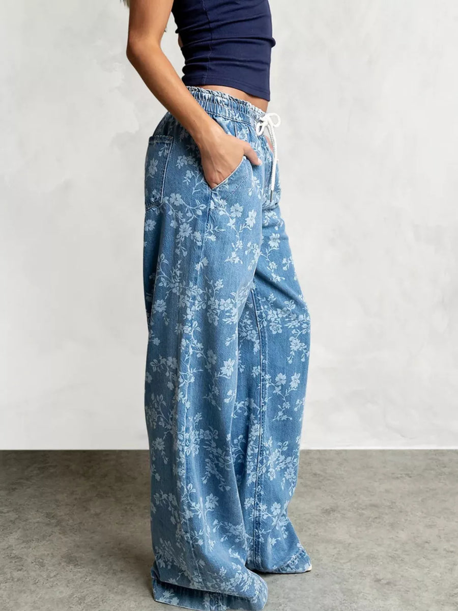 95%cotton, 5%spandex Care instructions: Machine wash cold wide-leg jeans in Blue with flared silhouette