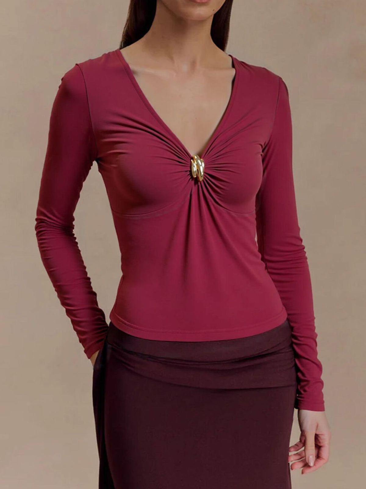t-shirt in burgundy featuring ruched and fitted fit