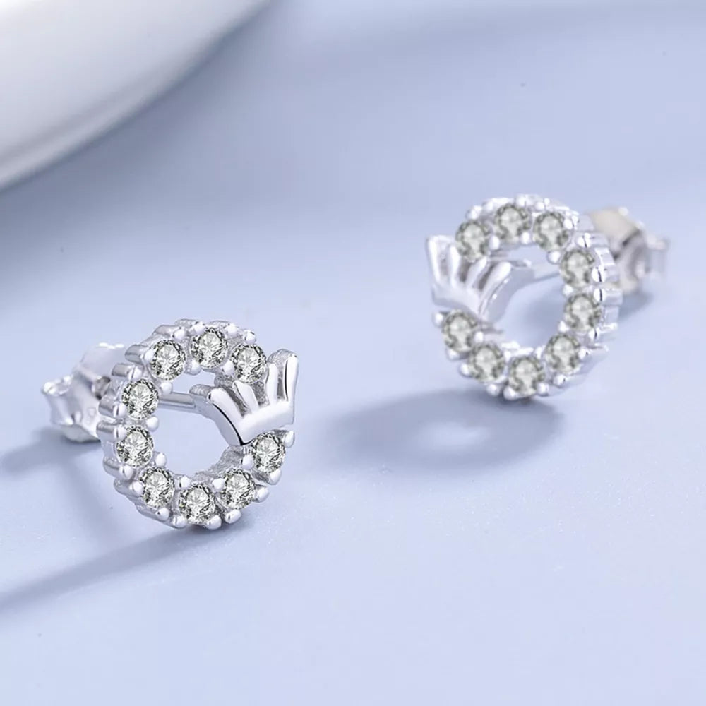 earrings in silver featuring crown motif and fitted fit