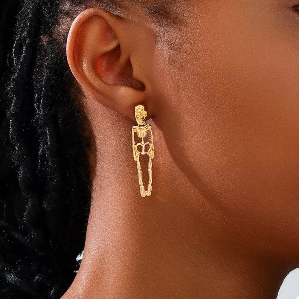 earrings in gold featuring dangle and straight fit