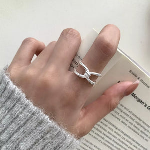 925 Sterling Silver Knot Ring in silver with knot detail