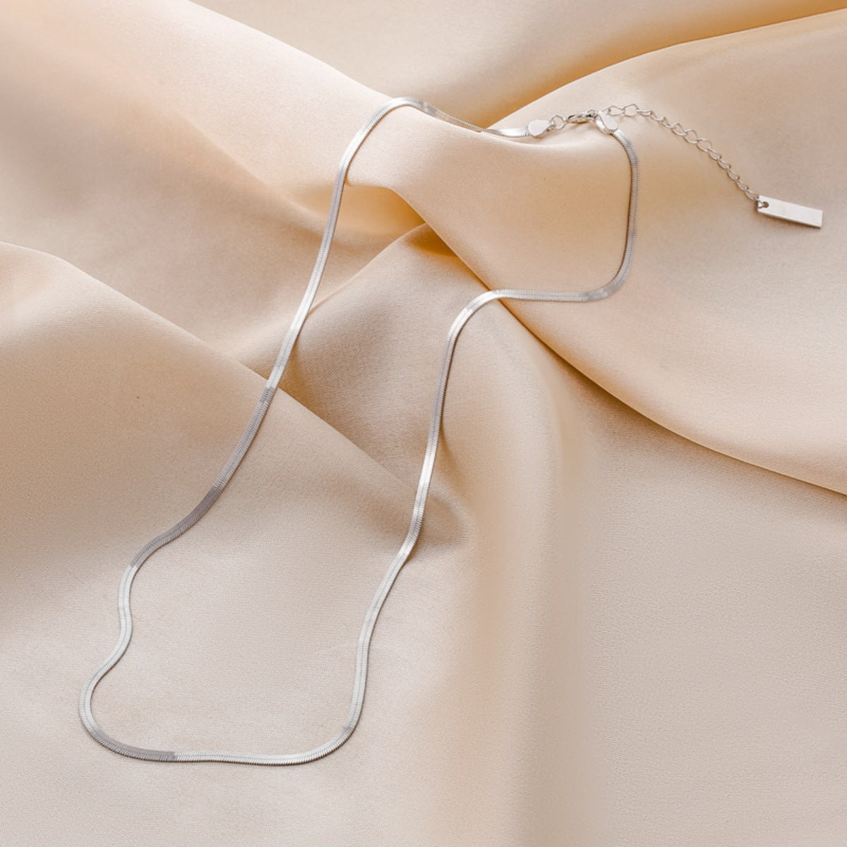 necklace in silver featuring adjustable length and straight fit