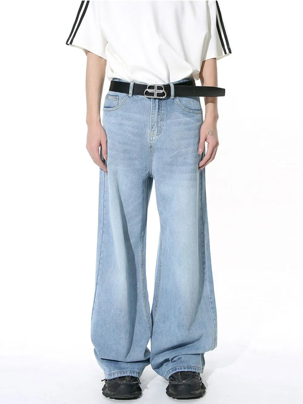 Light blue wide-leg denim jeans with vintage wash and a relaxed fit.