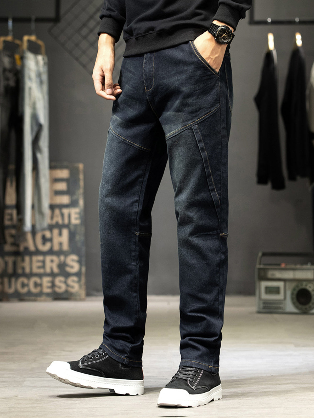 jeans in dark wash blue featuring pocketed and slim fit