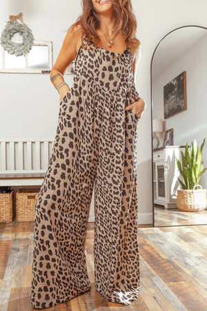 Chic leopard print wide-leg jumpsuit with adjustable straps and pockets.