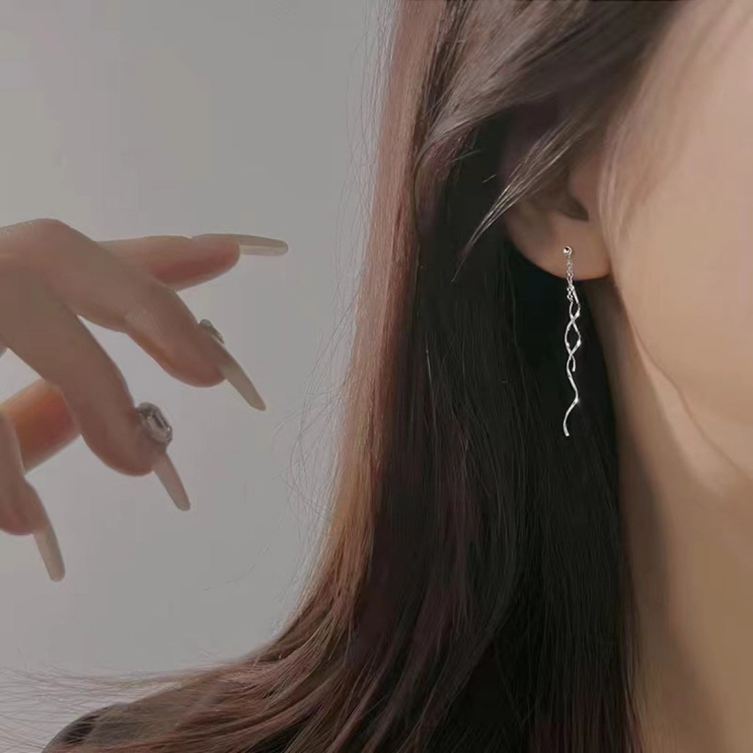 earrings in silver featuring dangle and linear fit
