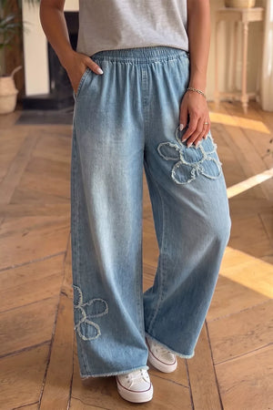 wide-leg jeans in light blue featuring pocketed and wide-leg fit