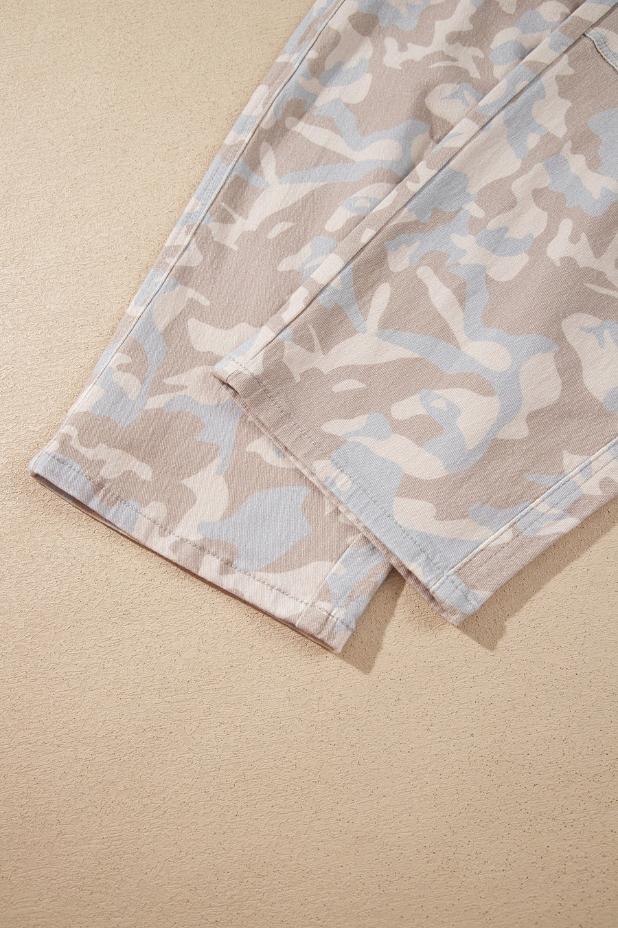 Camouflage Print Pocket Ankle-Length Barrel Jeans in Dust Storm