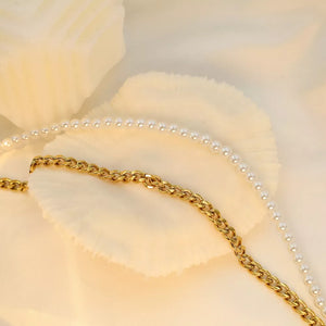 necklace in gold with toggle closure and princess-length