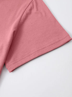 Pink t-shirt with short sleeves and a double-stitched hem.