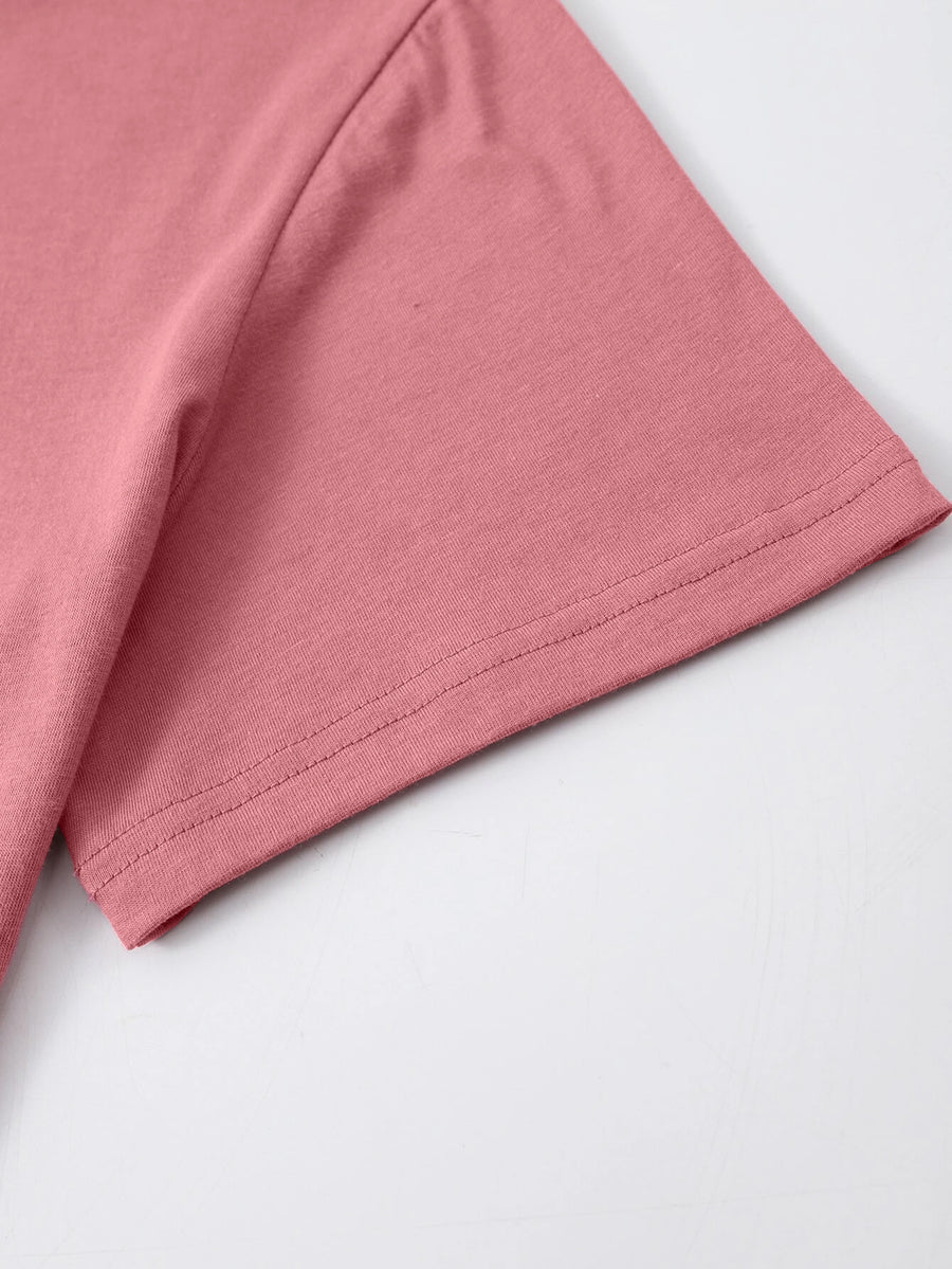 Pink t-shirt with short sleeves and a double-stitched hem.